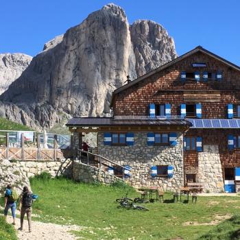 Klettern im Rosengarten - Die urigen Paolinahütte (2125 m) , deren Panoramaterrasse wir aber erst nach getaner Kletterei genießen - (c) Susanne Wess