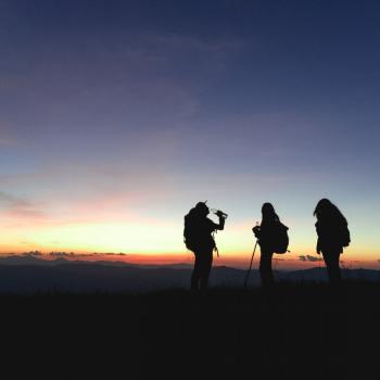 Wandern bei jedem Wetter: mit der richtigen Ausrüstung kein Problem - (c) https://www.pexels.com/photo/activity-adventure-backlit-backpack-450062/