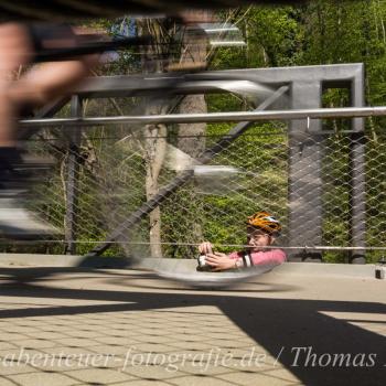 Der Dynamic des Fahrradfahrers steht die fixe Fotogarfin im Hintergrund als Gegensatz entgegen - (c) Thomas Rathay