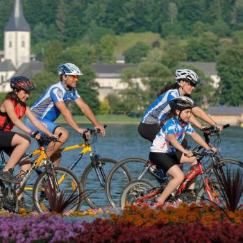 Nach einem gesunden Frühstück wird das <a href="https://www.pacheiner.at/sommer/biken.html" target="_blank">Bike</a> rausgeholt. Auf der gut ausgebauten und asphaltierten Straße geht es hinunter ins Tal - (c) Alpinhotel Pacheiner