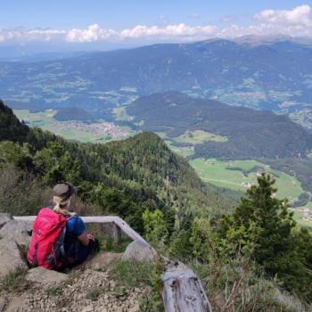 Seiser Alm mit Blick auf Kastelruth - Endlich wieder Südtirol – Mit Abstand der schönste Urlaub - (c) Susanne Wess