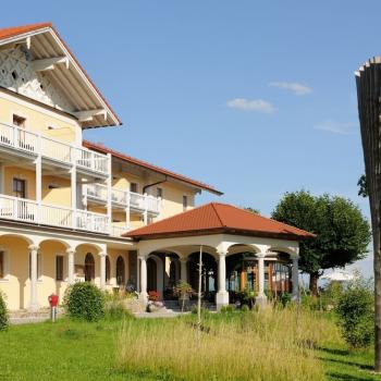 Gut Edermann Teisendorf - Das Hotel fügt sich toll in die Landschaft ein