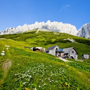 Und immer wieder locken Hütten und Almen zum Einkehren und genießen - (c) Tom Lamm