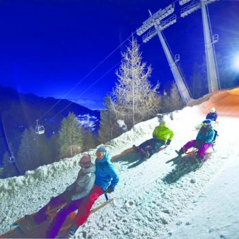 Abfahrt mit dem Rodel bei Nacht im Stubaital