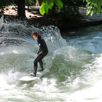 Wer einmal auf der Welle im Eisbach surft, der kommt immer wieder, das ist eine Faszination, der man nicht mehr widerstehen kann - (c) Gabi Dräger