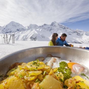 Vinschgau - Südtiroler Schmankerl vor Ortlerkulisse – so sieht der Einkehrschwung nach einer Skitour in Sulden im Vinschgau aus. - (c) Vinschgau Marketing/Frieder Blickle