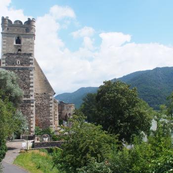 Die Wehrkirche St. Michael liegt direkt am Donauradweg - (c) Jörg Bornmann