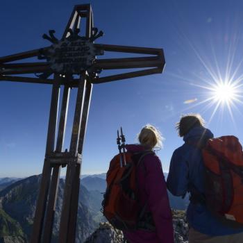 Immer wieder findet man wunderbare Fotomotive, wie hier die Wanderer auf einem Gipfel in der Silberregion Karwendel - (c) TVB Silberregion Karwendel