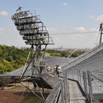 Mit Sicherheitsgurt aufs Spinnennetz - eine Zeltdachtour auf den Spuren der Olympischen Sommerspiele 1972 in München - (c) Gabi Dräger
