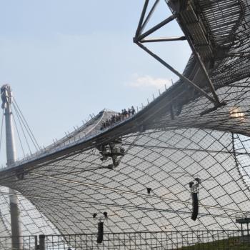 Mit Sicherheitsgurt aufs Spinnennetz - eine Zeltdachtour auf den Spuren der Olympischen Sommerspiele 1972 in München - (c) Gabi Dräger