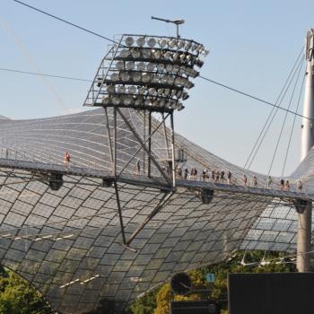 Mit Sicherheitsgurt aufs Spinnennetz - eine Zeltdachtour auf den Spuren der Olympischen Sommerspiele 1972 in München - (c) Gabi Dräger