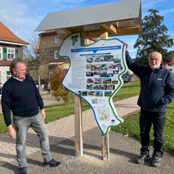 Die maßgeblichen Projektleiter freuen sich über den großen Zuspruch -links  der ortsgeschichtliche Experte Bernhard Kraft sowie rechts Peter Mast, der für die gestalterische Umsetzung der außergewöhnlichen Informationstafeln zuständig zeichnete - (c) Sabine Zoller