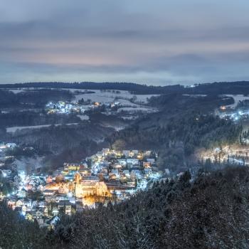 Weiße Wanderwege auf den Top Trails in den schönsten Regionen Deutschlands - Ausblick auf das Weihnachtsdorf Waldbreitbach - (c) Andreas Pacek