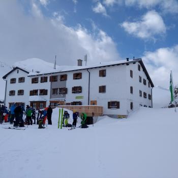 Geschäftiges Treiben morgens vor der Hütte - (c) Christine Kroll