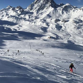 Beim Aufstieg zum Piz Davo Sasse hat man die Hütte immer im Blick - (c) Christine Kroll