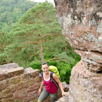 Prägnante Weine bei „warmweichen Riesen“ Roter und Gelber Buntsandstein im Pfälzer Weinland - (c) Rheinland-Pfalz Tourismus GmbH