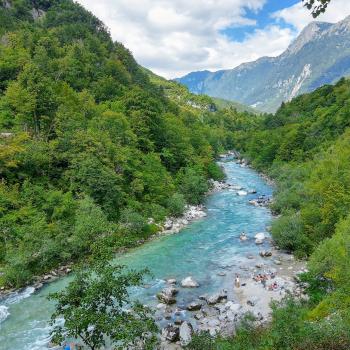 Smaragdblau fließt der Fluss dahin - (c) Christine Kroll