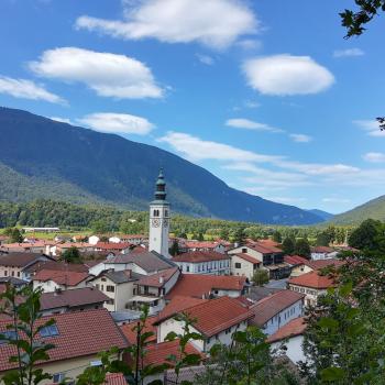 Der Blick schweift über das Städtchen Kobarid - (c) Christine Kroll