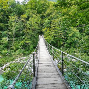 Eine Hängebrücke führt über die Soca - (c) Christine Kroll