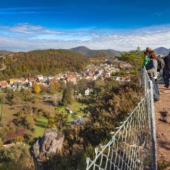 Blick auf die Stadt Dahn mit dem Jungfernsprung - (c) Kurt Groß