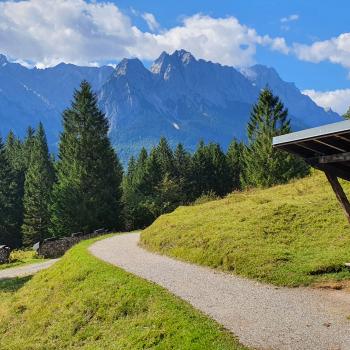 Geh 7 – Die Gipfel der Genüsse, die Zugspitzregion rockt - Kramerplateauweg mit Blick auf Alp- und Zugspitze - (c) Susanne Wess