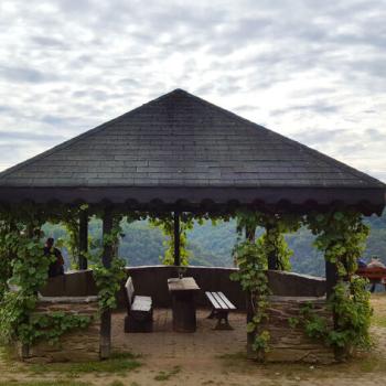 Besucher am Aussichtspunkt Büttenplatz bei Oberwesel am Romantischen Rhein – (c) Romantischer Rhein Tourismus GmbH