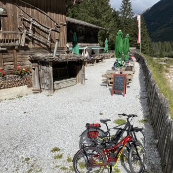 Die Tschangelair Alm, eine Bergidylle, die nur durch die Speisekarte getoppt wird - (c) Gabi Dräger