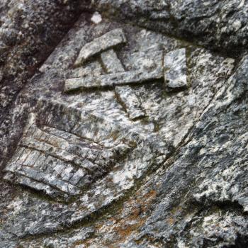 Das Wappen der Gemeinde zeigt in der oberen Hälfte Hammer und Schlägel als Symbole des Bergbaus, in der unteren Hälfte einen Badezuber als Zeichen für den Thermalbadeort - (c) Gabi Vögele