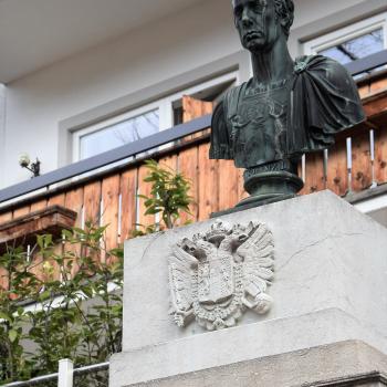 Kaiser Franz, dessen Büste seit 1847 direkt vor dem Hotel auf ihrem Sockel thront, hat zum Namen des Hotels seinen Teil beigetragen - (c) Gabi Vögele