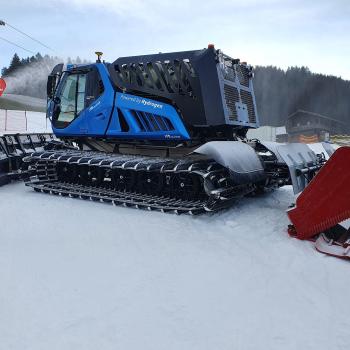 KitzSki setzt auf nachhaltigen Wintersport - Umweltfreundlich mit dem KitzSkiXpress ins Skigebiet, Pistenraupe fährt mit Wasserstoff - (c) Elisabeth Laiminger