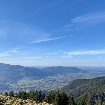 Vom flachen Gipfel des Schönbergs reicht der Blick weit - (c) Christine Kroll