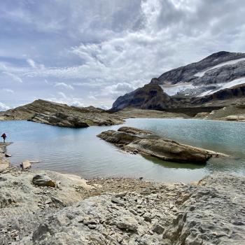 Der Lago Marbore liegt idyllisch in der kargen Landschaft - (c) Christine Kroll