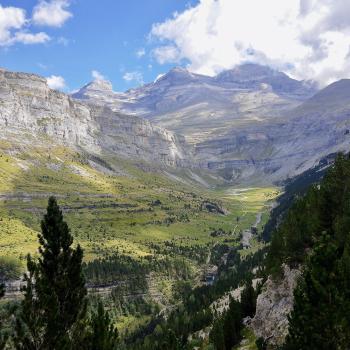 Am Ende des Tals erwartet uns der Wasserfall... - (c) Christine Kroll