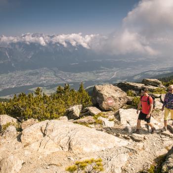 Wandern in der Ferienregion Hall-Wattens - Waldern am Zirbenweg - (c) hall-wattens.at