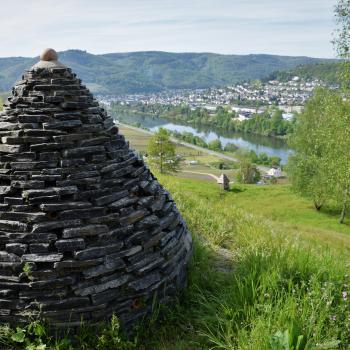 Eine Trockenmauerpyramide dient als Lebensraum für Reptilien und weitere Tier- und Pflanzenarten - (c) GabiVögele