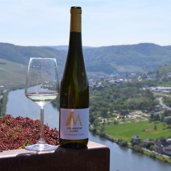 Eine gute Flasche Moselriesling gehört bei einer Wanderung entlang der Weinberge natürlich dazu - (c) GabiVögele