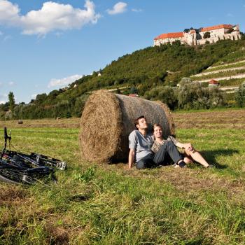 Pause vor der Neuenburg in Freyburg (Unstrut) (Break in front of Neuenburg in Freyburg (Unstrut)) - (c) Investitions- und Marketinggesellschaft Sachsen-Anhalt mbH, Boris Breuer