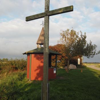 Heute erinnert ein Schutzhäuschen mit Kreuz an die Peter-und-Paul-Pilgerkapelle auf der Via Scandinavica in der Nähe von Puttgarden - (c) Enric Boixadós