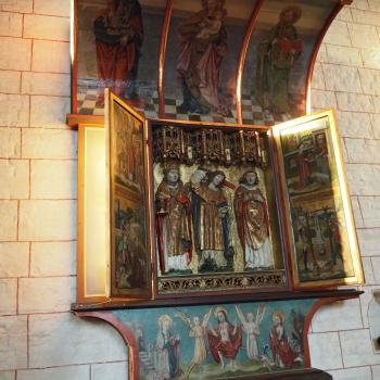 Seit der Reformation ist die dreischiffige Hallenkirche evangelisch und weist in ihrem Inneren noch zahlreiche katholische Relikte auf - (c) Enric Boixadós