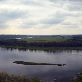 Auf Wanderrouten durch die kanadische Provinz Saskatchewan scheinen Himmel und Erde am Horizont zu verschmelzen. Die Kultur der First Nations ist überall spürbar - (c) Jörg Berghoff