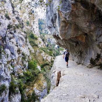 Aber direkt neben dem Weg geht es steil in die Schlucht hinab - (c) Christine Kroll