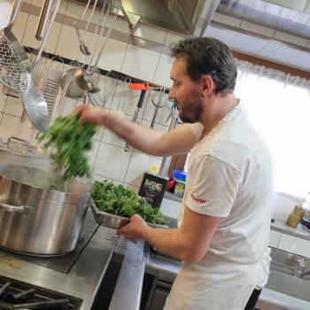 Wer sich selbst einmal als Knödelkoch versuchen will, kann ganz in der Nähe im Gasthaus Kienegg in Vellau - (c) Gabi Vögele