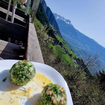 Die Knödel darf man nach dem Kurs auf der Terrasse selbst verspeisen - (c) Gabi Vögele