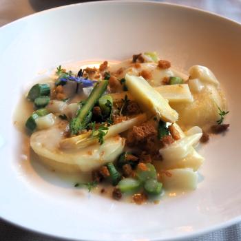 Besonders gut schmeckt im Frühjahr der frische Spargel mit hausgemachtem Schinken, Salzkartoffeln und Bozner Sauce - (c) Jörg Bornmann