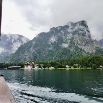 Mit dem Boot geht es über den Königsee vorbei an St. Bartholomä - (c) Christine Kroll