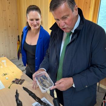 Sabine Zenker, Bürgermeisterin Enzklösterle und Peter Hauk, Mdl informieren sich über die Kreuzotter - (c) Sabine Zoller
