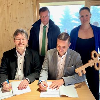 Unterzeichnung des Vertrags zur Nutzung der Naturpark-Moorstation v.l.n.r. Prof. Dr. Christian Dusch, Vorsitzender des Naturparks Schwarzwald Mitte/Nord und Landrat des Landkreises Rastatt Peter Hauk, Mdl, Minister für Ernährung und ländlicher Raum Julian Christ, Bürgermeister Gernsbach Sabine Zenker, Bürgermeisterin Enzklösterle - (c) Sabine Zoller