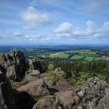 Wanderungen, wie hier in der Vulkanregion Vogelsberg: Eine Wohltat für Körper und Geist - (c) Gabi Vögele