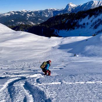 Oft findet man in schattigen Mulden auch nach langen Sonnenperioden noch Powder - (c) Christine Kroll