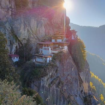 Früh am Morgen kommt die Sonne direkt hinter dem Tigernest Kloster hervor - (c) Christine Kroll